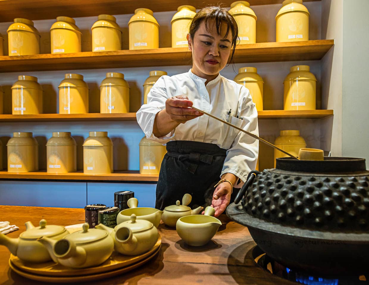 In Shizuoka-City gibt es kleine, feine Tee-Boutiquen, in denen man fachlich beraten wird, bei der Tee-Zubereitung zuschauen kann und natürlich beste Tees aus der Region Shizuoka kaufen kann. Hier im Chagama wird das Teewasser aus dem gleichnamigen traditionellen Wasserkessel dem Chagama geschöpft, so wie er früher in jedem traditonellen japanischen Wohnhaus zu finden war / © Foto: Georg Berg