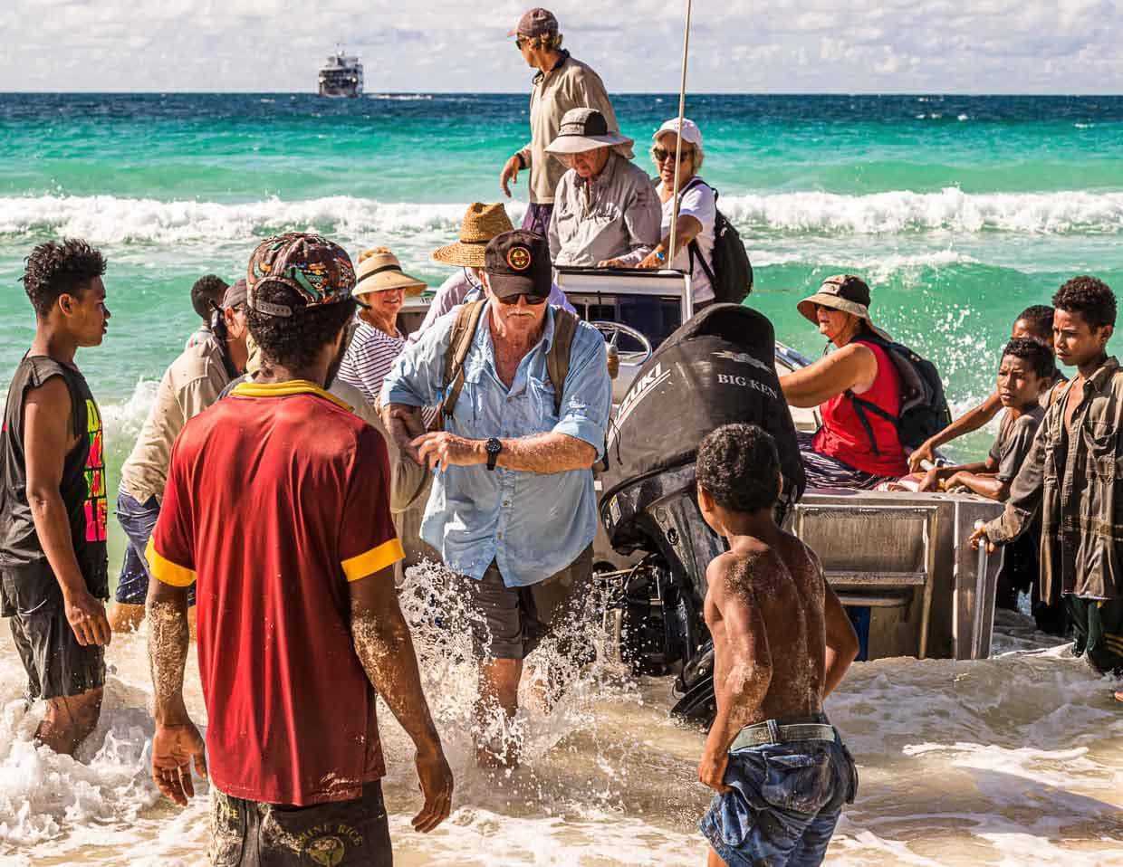 Den Moment zwischen zwei Wellen abpassend geht es mit beherztem Satz durch die Brandung ann Ufer / © Foto: Georg Berg
