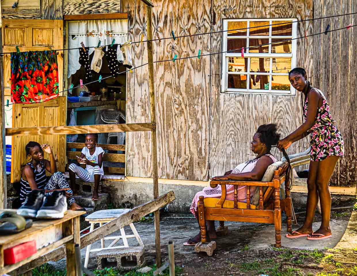 Einheimische machen sich gegenseitig die Frisur / © Foto: Georg Berg