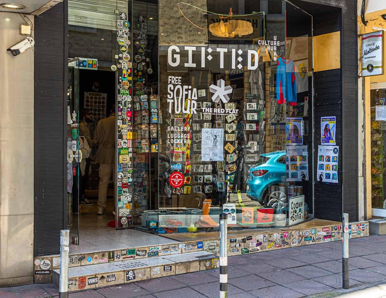 Touristengeschäft in Sofia, in dem man Führungen durch die im Stil der kommunistischen Zeit originalgetreu eingerichteten Wohnung "The Red Flag" buchen kann / © Foto: Georg Berg