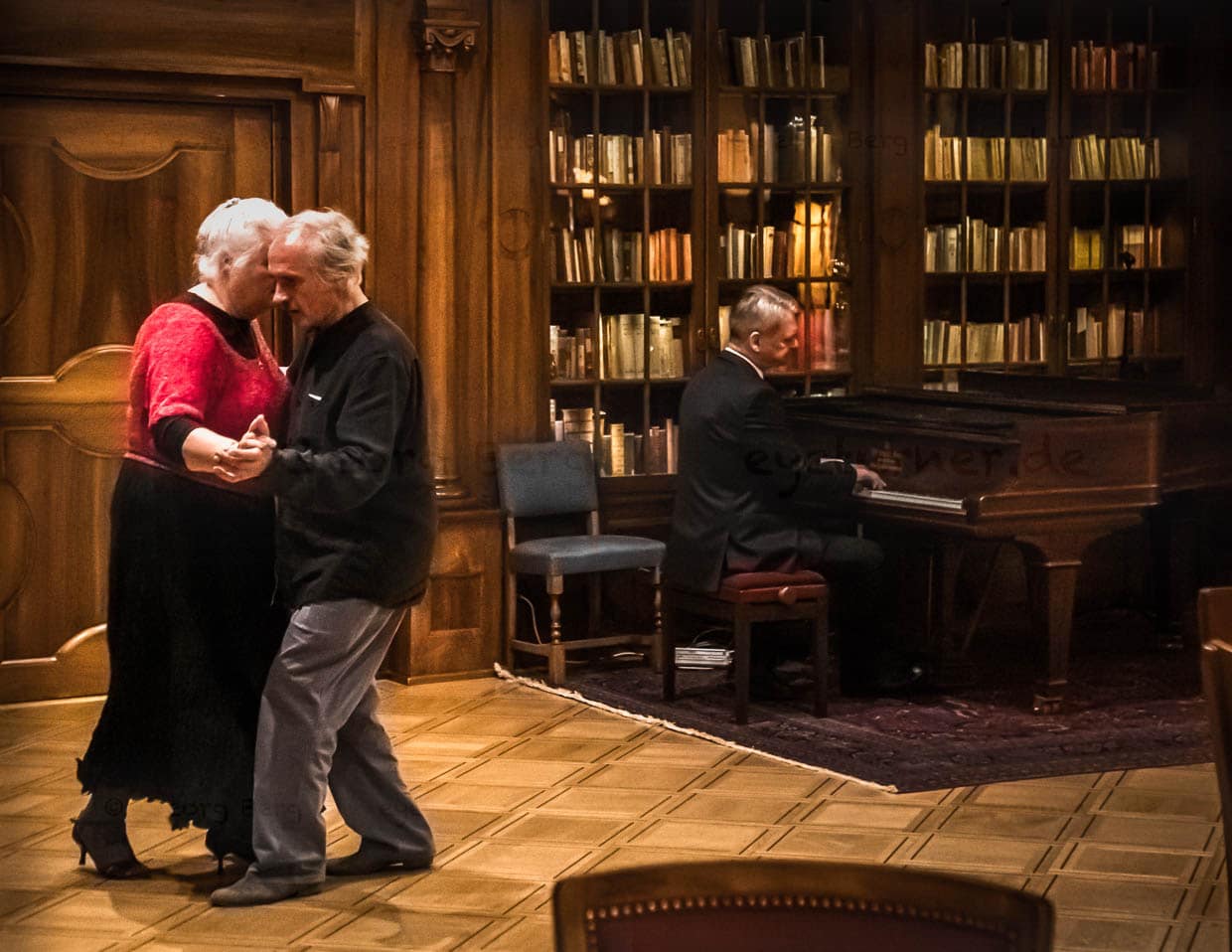 In der Bar können Paare am Abend auch tanzen. 70 Jahre lang mussten die Kellner das Essen durch die tanzenden Paare tragen. Nach dem Umbau der Küche kommen sich Kellner und Musiker nicht mehr in die Quere / © Foto: Georg Berg