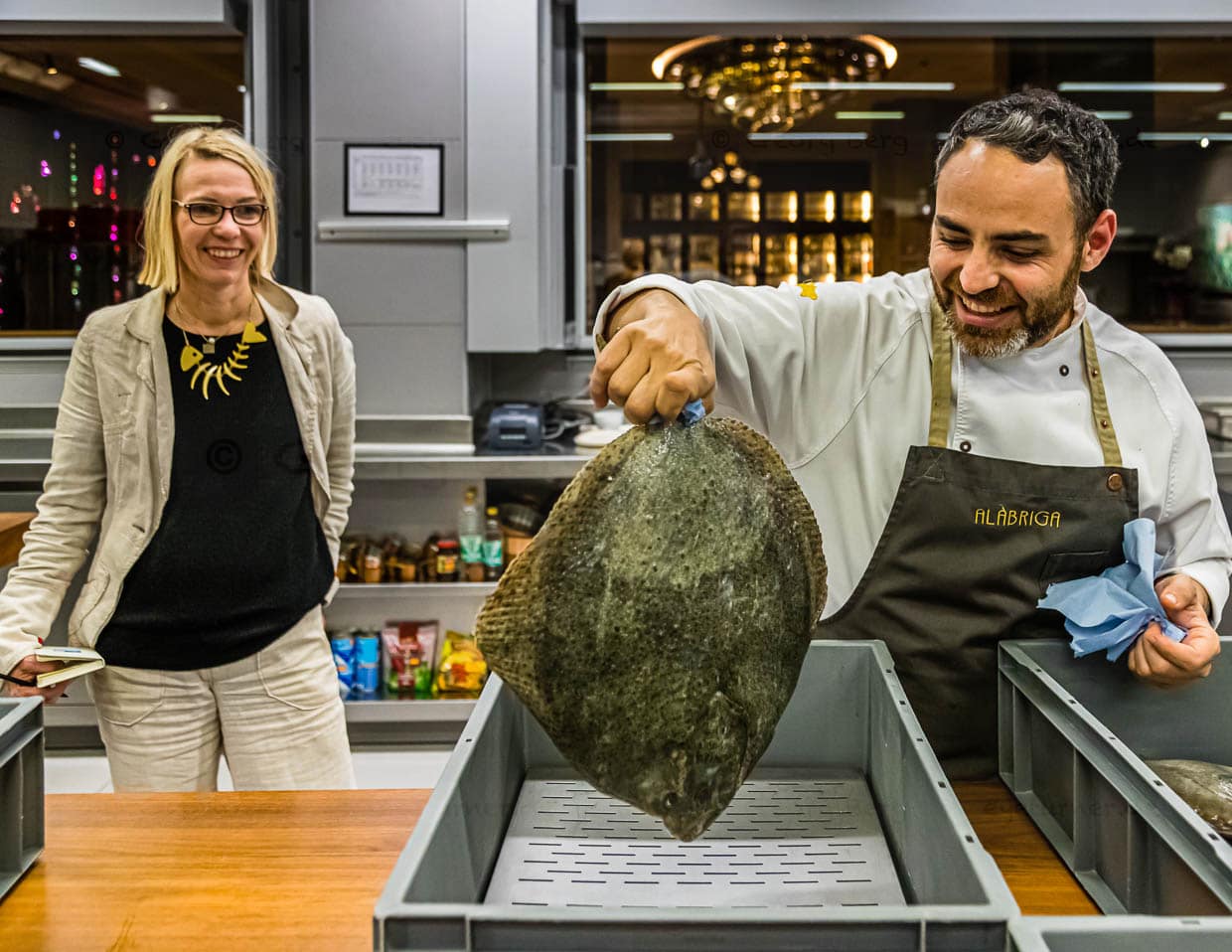 Auch Chefkoch Abraham Artigas vom Hotel Alabriga in Sant Feliu de Guixols, bezieht seinen Fisch von der Fischauktion in Palamós. Artigas ist begeistert von der Vielfalt und Qualität die sich ihm vor der heimischen Küste bietet / © Foto: Georg Berg
