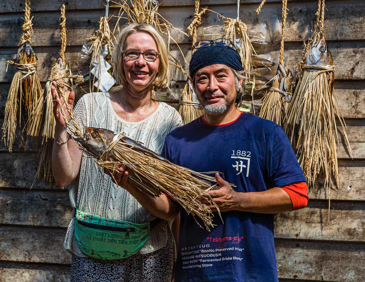 Journalistin Angela Berg neben Yasuhisa Seriwaza mit dem traditionellen Shio-Katsuo, dem Bonito im Bastkleid / © Foto: Georg Berg