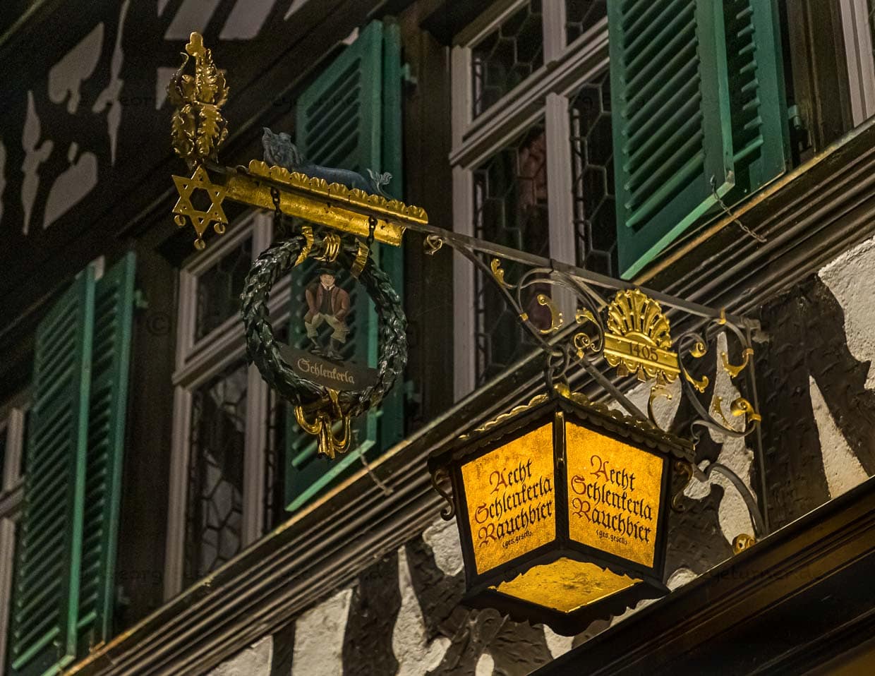 Le Schlenkerla est omniprésent. C'est ainsi que les habitants de Bamberg appelaient le brasseur de bière Andreas Graser, deuxième de la génération de l'actuelle famille propriétaire. Il agitait ostensiblement les bras en marchant, ce qui lui valut son surnom / © Photo : Georg Berg