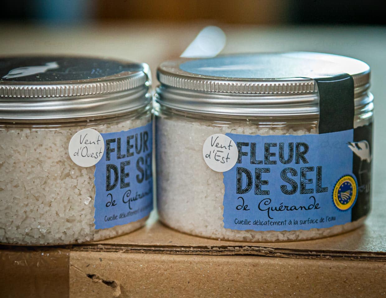 Der kleine weiße Aufkleber bezeichnet den Unterschied. Links das Fleur de Sel aus dem Westwind, rechts das aus dem Ostwind / © Foto: Georg Berg