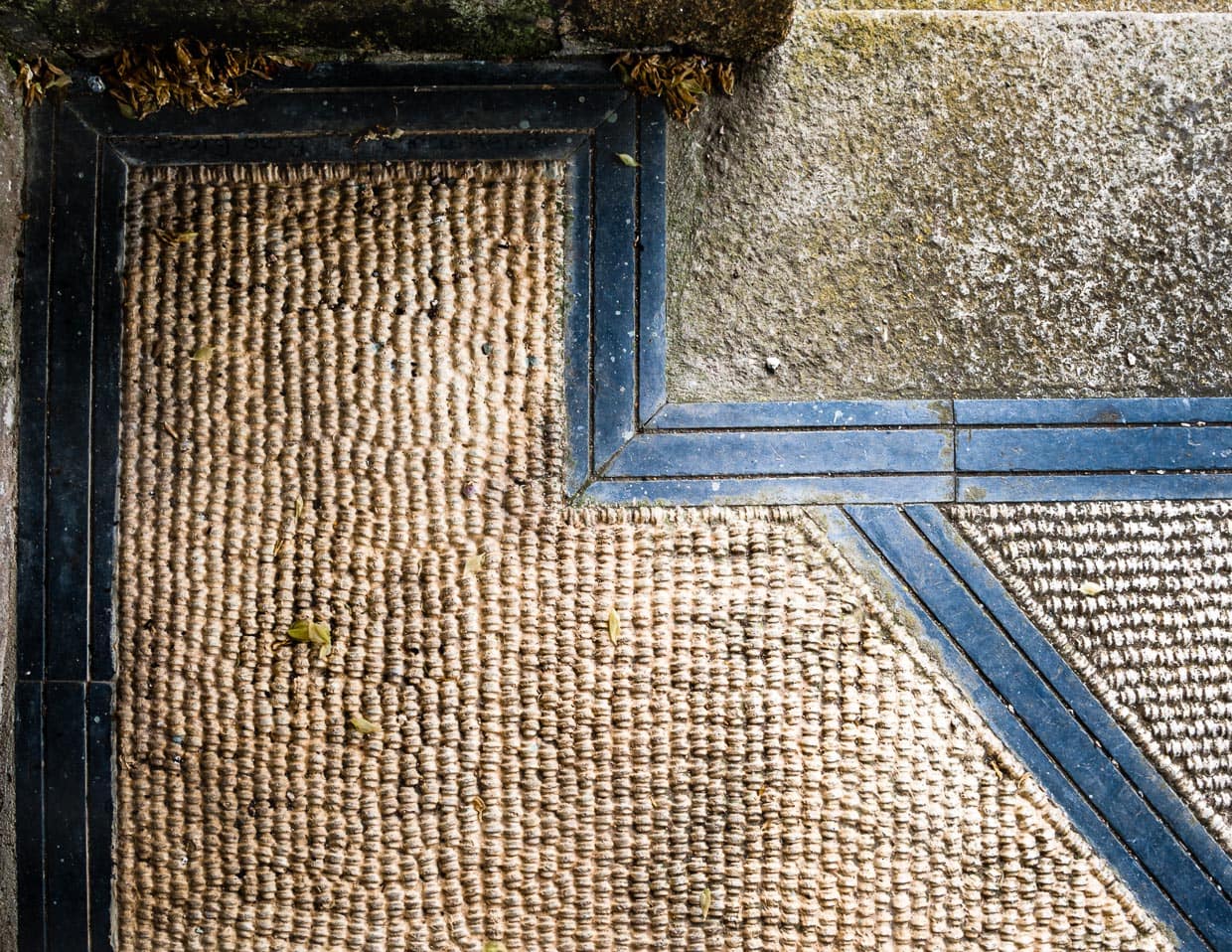 Von der kleinen Terrasse blickt man auf den ehemaligen Kindertrakt. Barfußläufer staunen über den angenehmen Bodenbelag: Es ist ein Mosaik aus Tausenden von Schafsknöcheln / © Foto: Georg Berg