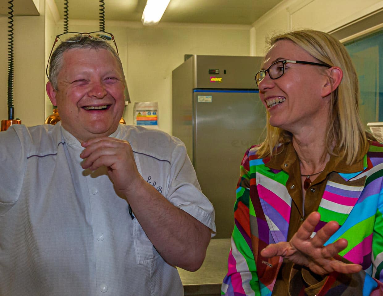 Angela Berg und Michelin Star Chef Loïc Le Bail, nach dem Dinner, lachend / © Foto: Georg Berg