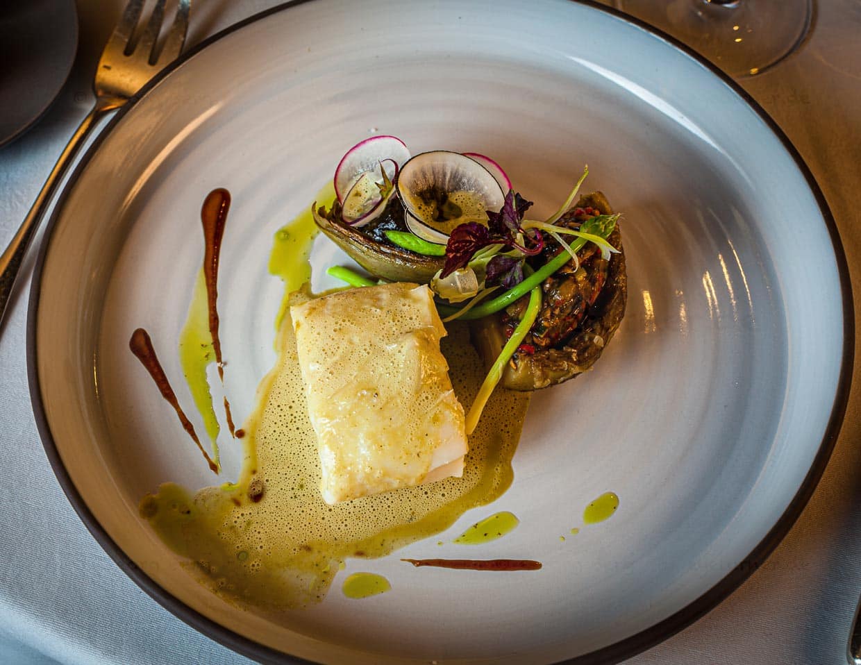 Glattbutt (Bril) mit Dulse-Himbeere Tartar und gepfefferter Babyartischocke / © Foto: Georg Berg