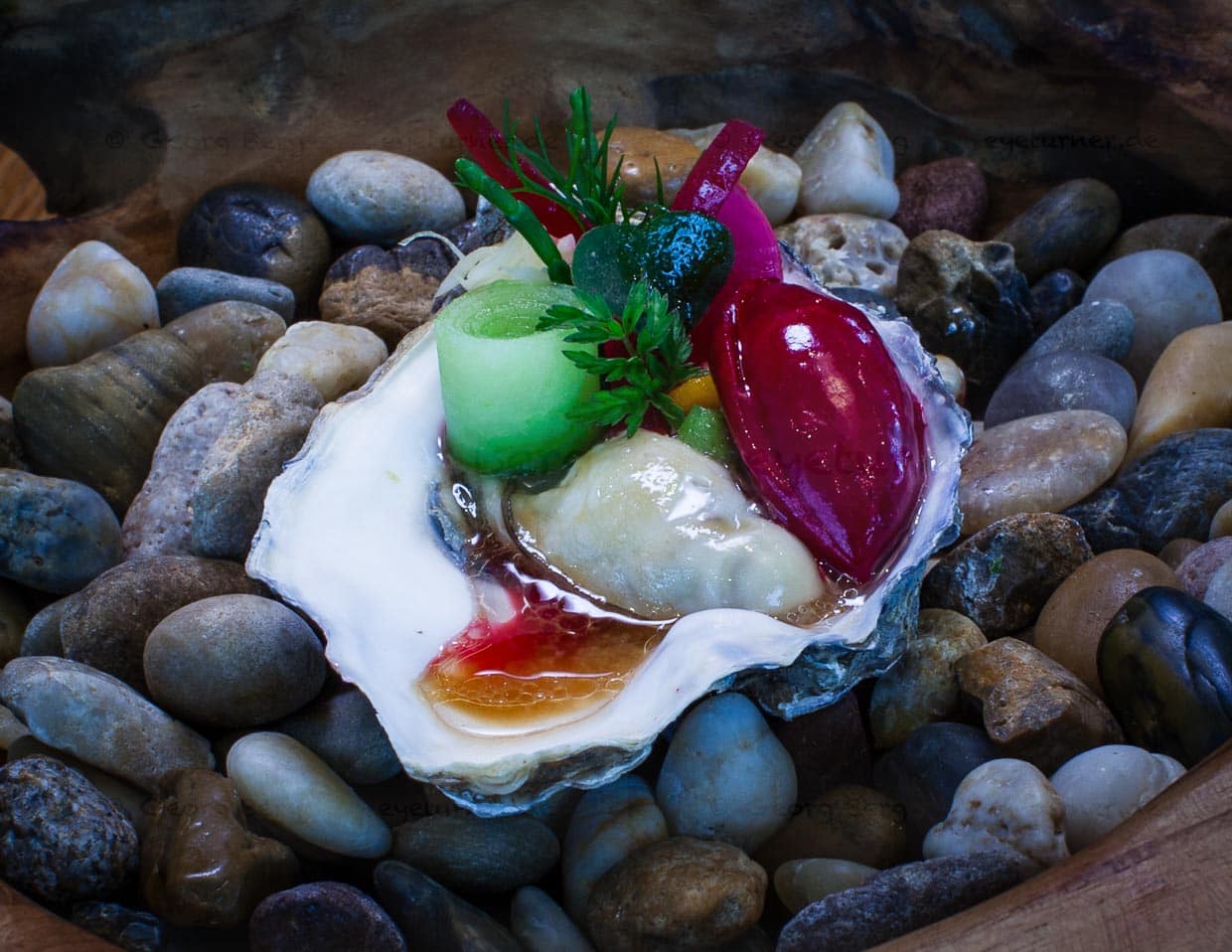 Die Gillardeau Auster liegt in einer Miso-Vinaigrette und an ihrer Seite ein Rote-Beete-Eis / © Foto: Georg Berg