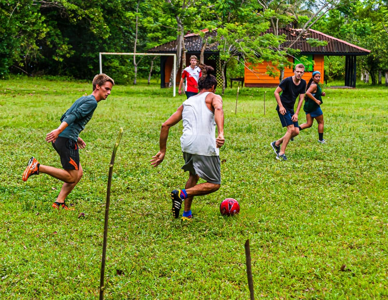 Die Sprache des Fußballs kennt keine Grenzen. Mit den Einheimischen, die im Auftrag des Forschungsprojekts die Freiwilligen nachts am Strand entlang führen, verabredet man sich am Wochenende gerne auf dem Bolzplatz / © Foto: Georg Berg