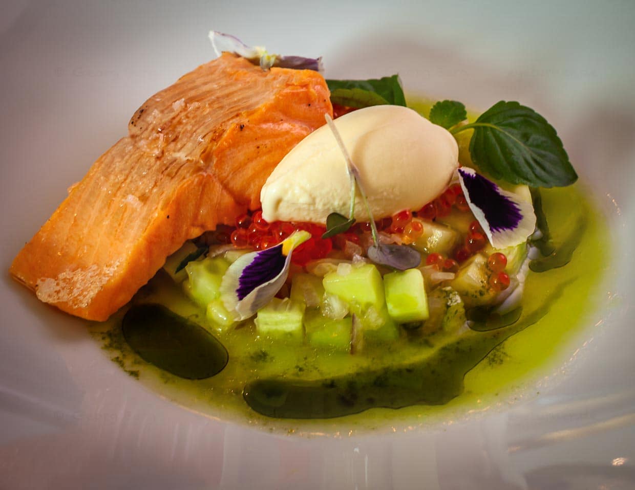 Lachsforelle aus Zweisammen mit Mascarponeeis, Meerforellenrogen, Gurkenragout, Gurkensud, Oliven-Limetten-Öl / © Foto: Georg Berg