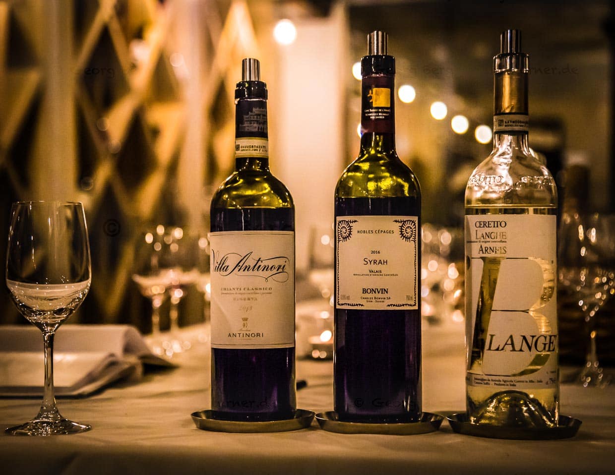 Degustation im Weinkeller des Lenkerhofs. Hier wird man vom Sommelier anhand der Speisekarte des Tages fachkundig für die Auswahl der Weinbegleitung beraten / © Foto: Georg Berg