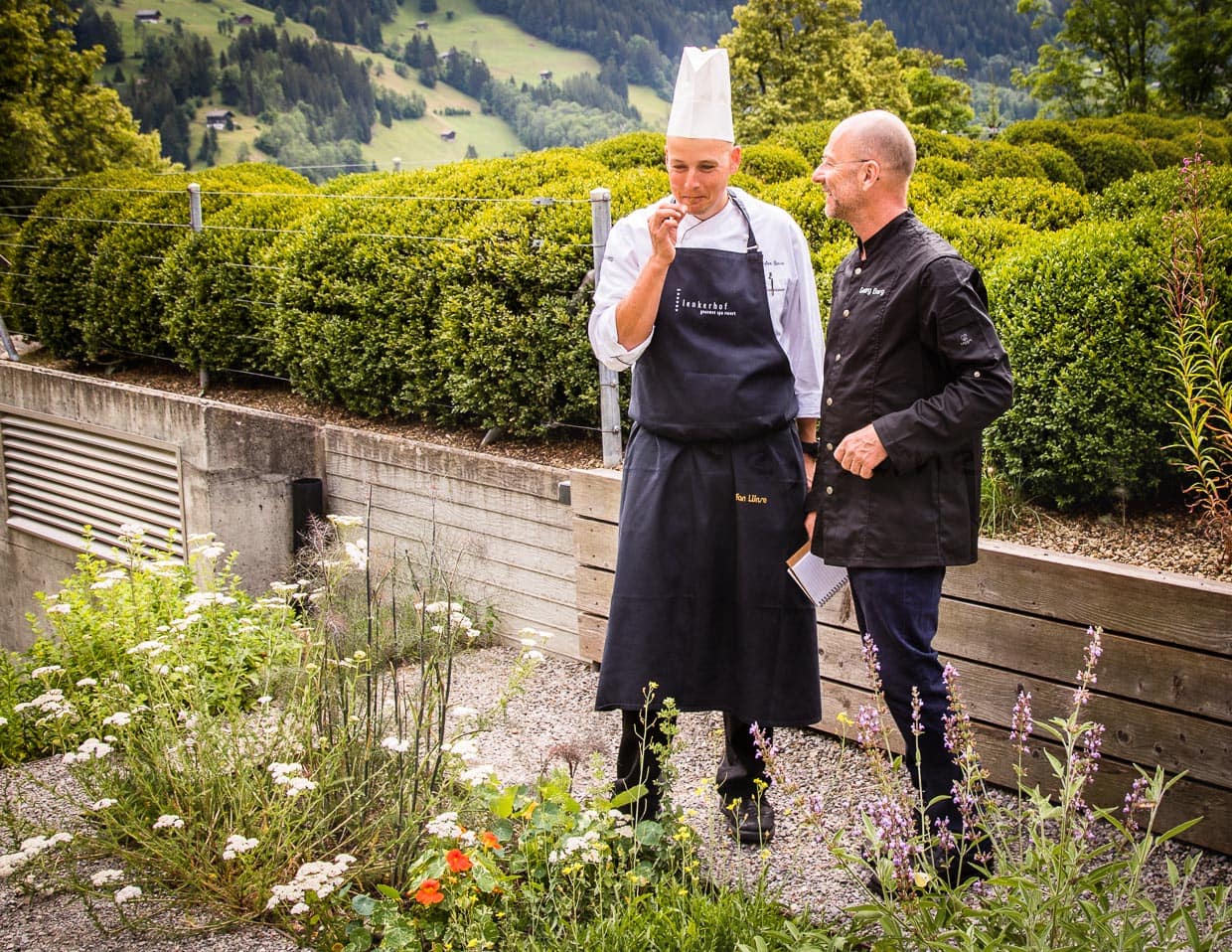 Küchenchef Stefan Lünse mit Georg Berg am hoteleigenen Kräuterbeet / © Foto: Moritz Berg