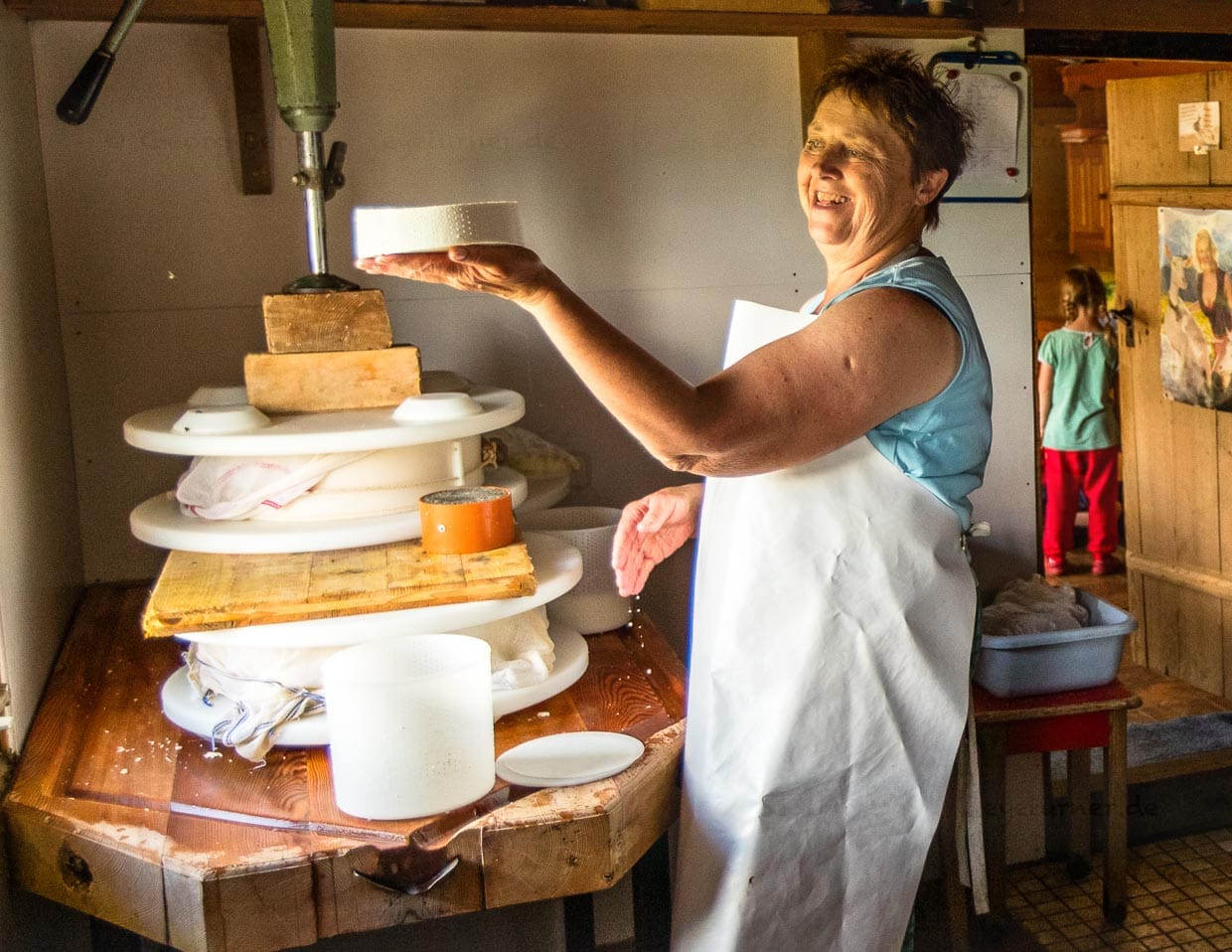 Franziska Zurbrügg bei der Käseproduktion auf der Pöris Alp / © Foto: Georg Berg