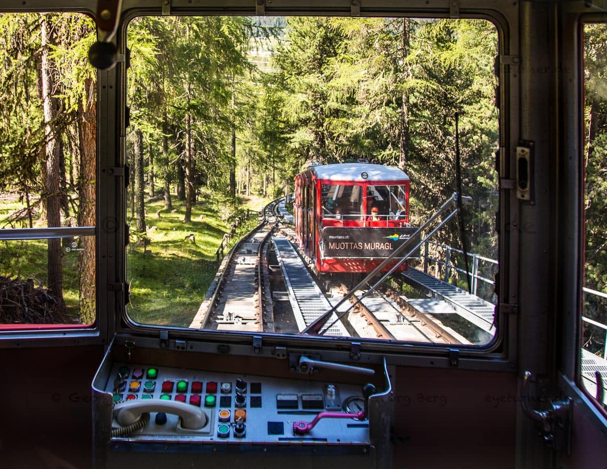 Auf Schienen fährt die Drahtseilbahn zum Muottas Muragl. Von dort oben hat man eine phantastische Aussicht und kann zu ausgedehnten Bergwanderungen starten / © Foto: Georg Berg