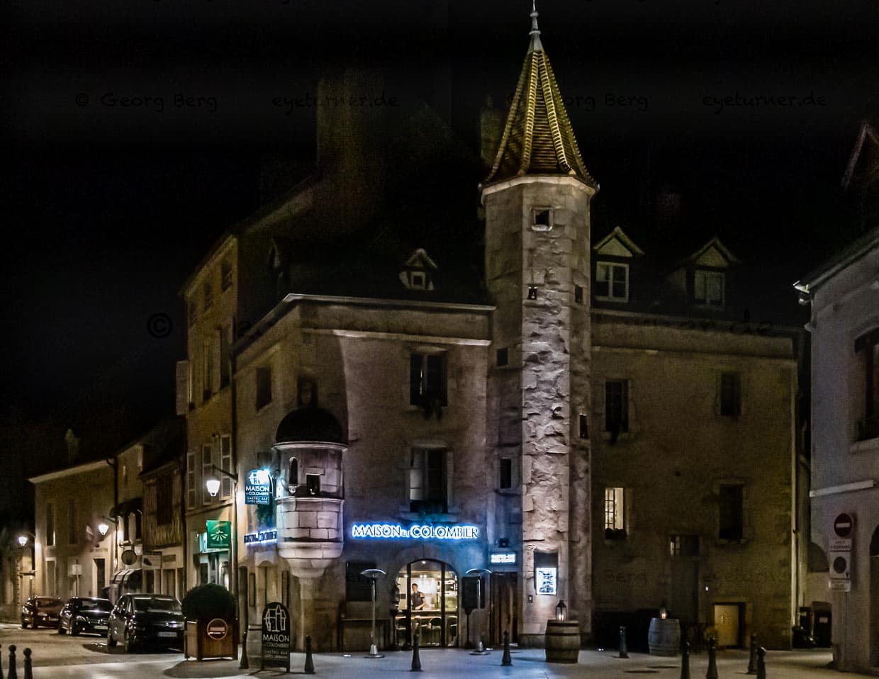 Das Maison du Colombier mitten im Zentrum von Beaune. Bei gutem Wetter mit Außengastronomie / © Foto: Georg Berg