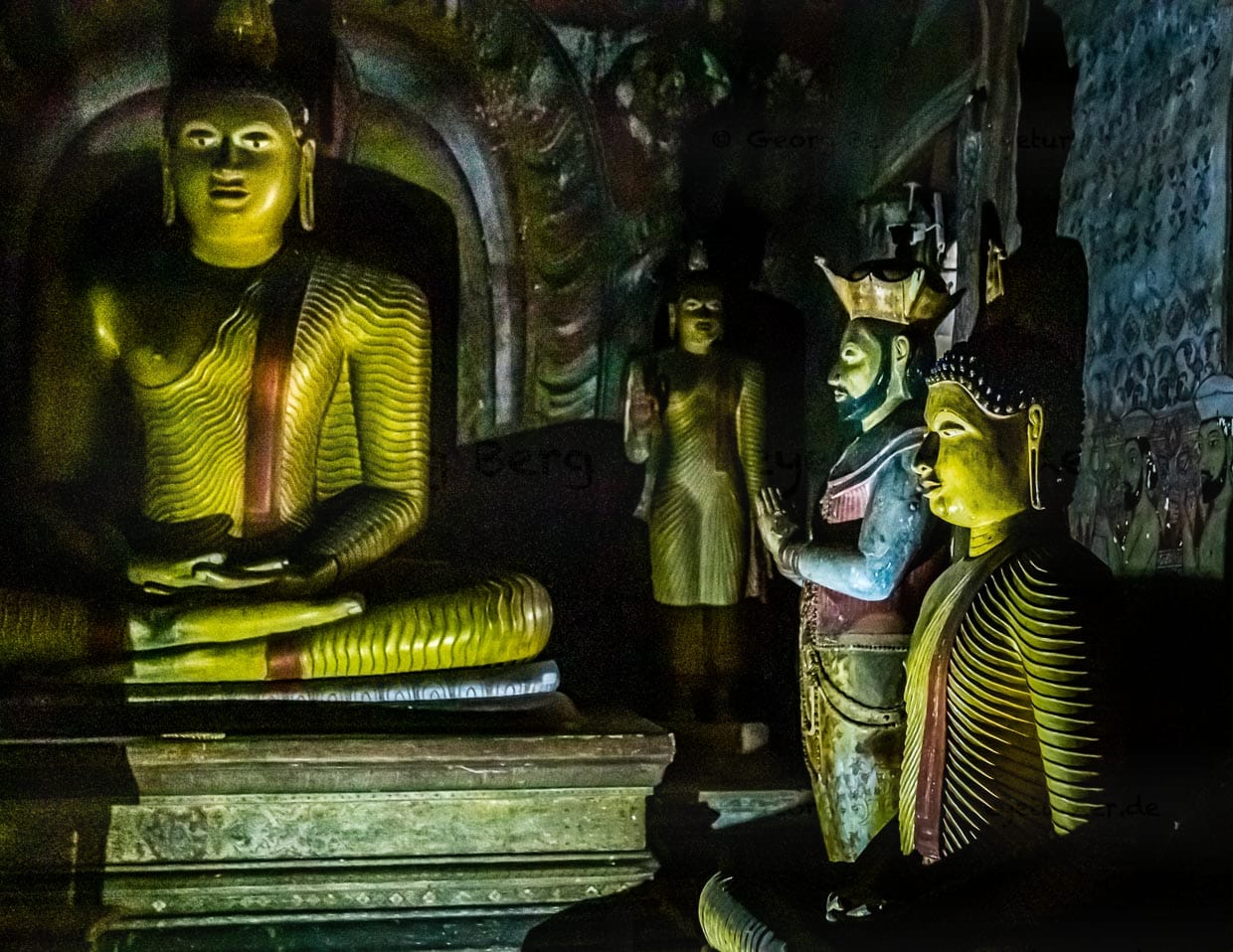 Aus Dankbarkeit errichtet: Neben Buddhas Statue die von Kirti Sri Rajasinha, der im 18. Jahrhundert als König von Kandy den Buddhismus in Sri Lanka wiederbelebt hatte / © Foto: Georg Berg