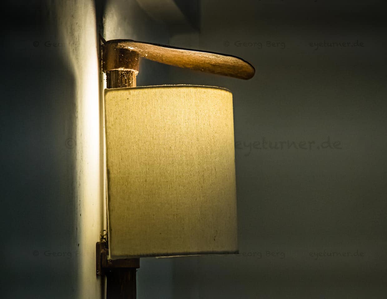 Die Gestaltung der Räume ist modern und verwendet lokaltypisches Material. Lampen sind z.B. aus den Hacken hergestellt, mit denen typischerweise die Reisfelder bearbeitet werden / © Foto: Georg Berg