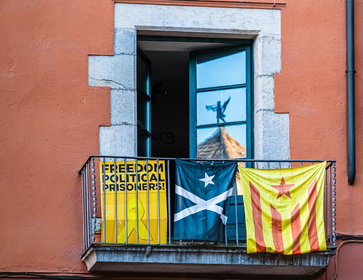 An vielen Stellen Kataloniens findet man Protest gegen die spanische Zentralregierung insbesondere aufgrund der Inhaftierung katalanischer Politiker und Aktivisten / © Foto: Georg Berg