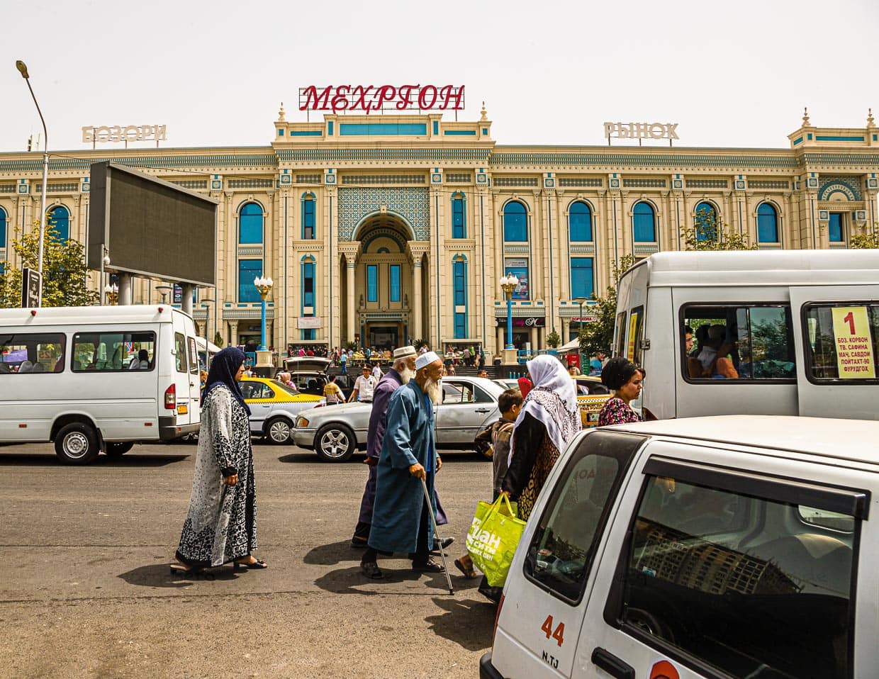 Kaum ein Parkplatz ist vor der neuen Markthalle in Duschanbe mehr frei / © Foto: Georg Berg