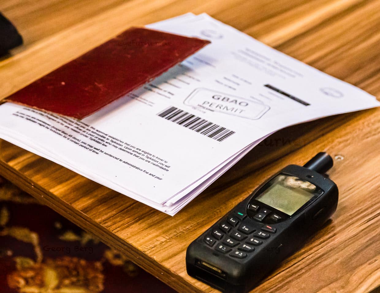 Neben dem Satellitentelefon ständig griffbereit: ein Stapel mit Kopien der Pässe und Visa / © Foto: Georg Berg