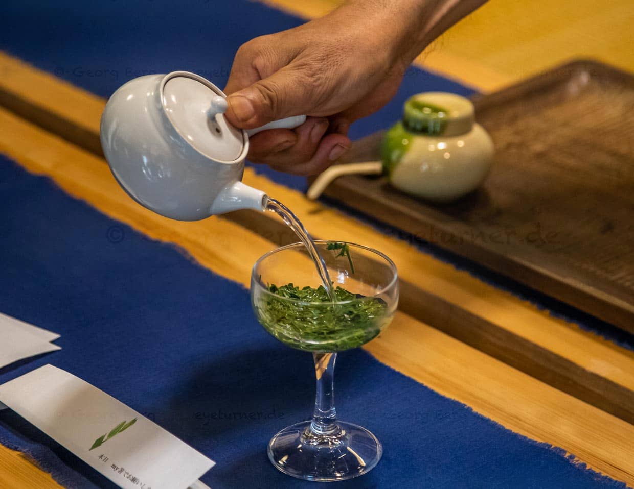 Sencha, der grüne Blatttee, wird traditionell in einer Kyusu, einer japanischen Teekanne mit Seitengriff, zubereitet / © Foto: Georg Berg