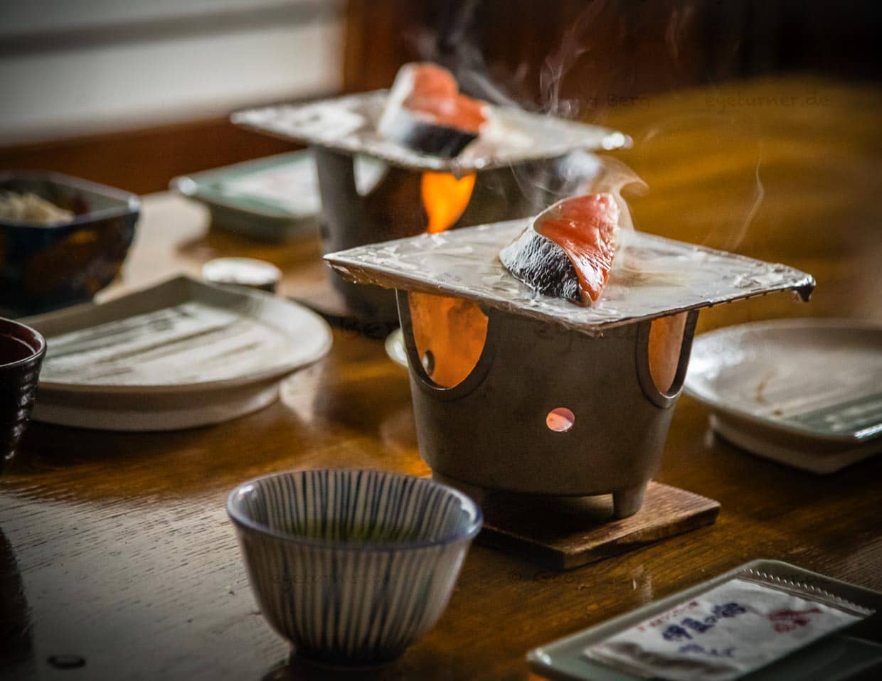 Fisch ist fester Bestandteil eines japanischen Frühstücks. Hier bereitet man ihn selber auf einer kleinen Tischfeuerstelle zu - frischer geht’s kaum / © Foto: Georg Berg