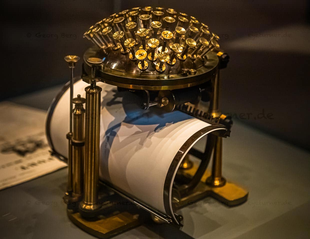 Nietzsche hat seine letzten Werke auf dieser in Dänemark gefertigten Schreibkugel zu Papier gebracht / © Foto: Georg Berg