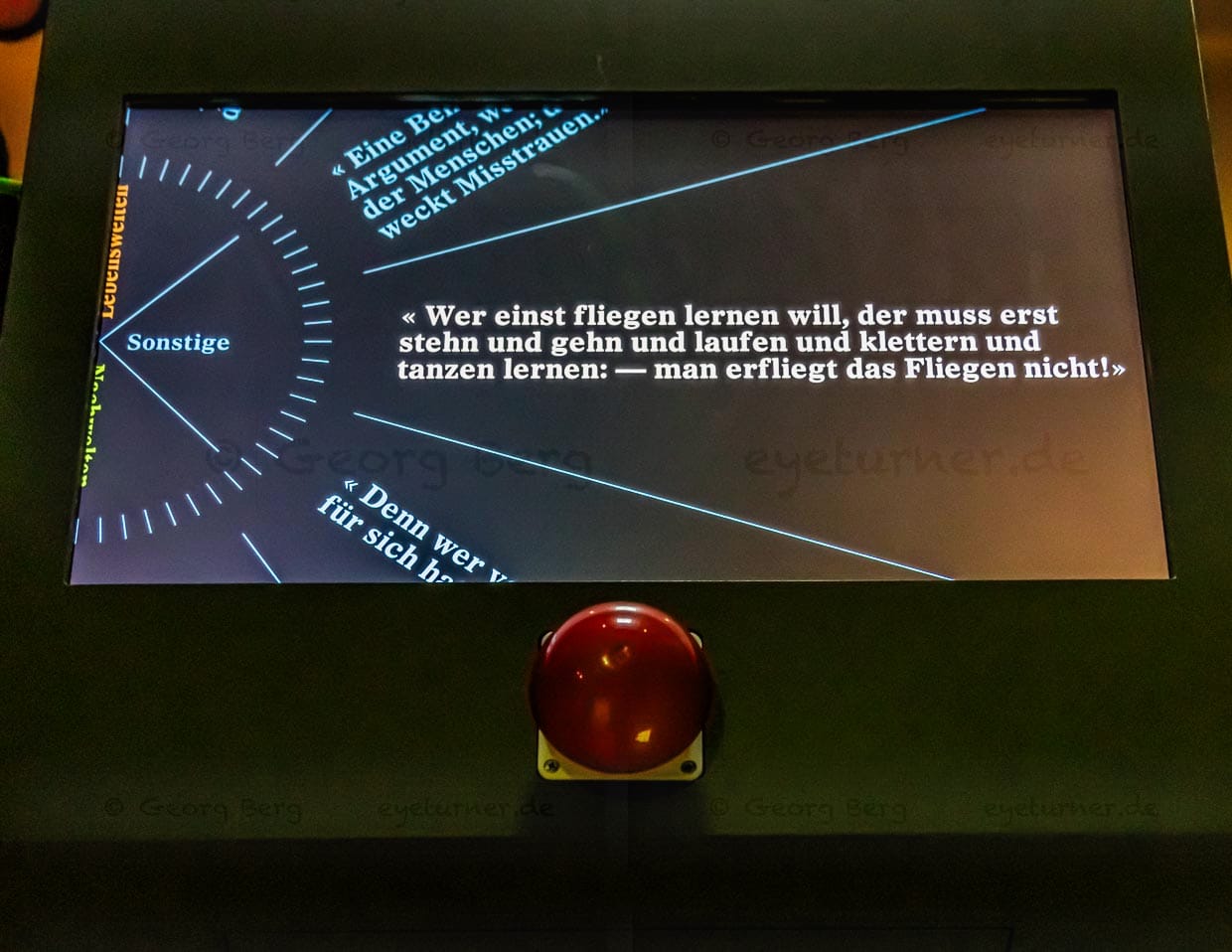 Nietzsches Aphorismen passen heute noch zu vielen Situationen. In der Baseler Ausstellung gibt es einen Automaten, der auf Buzzer-Druck Nietzsche-Zitate zum mitnehmen ausgibt / © Foto: Georg Berg