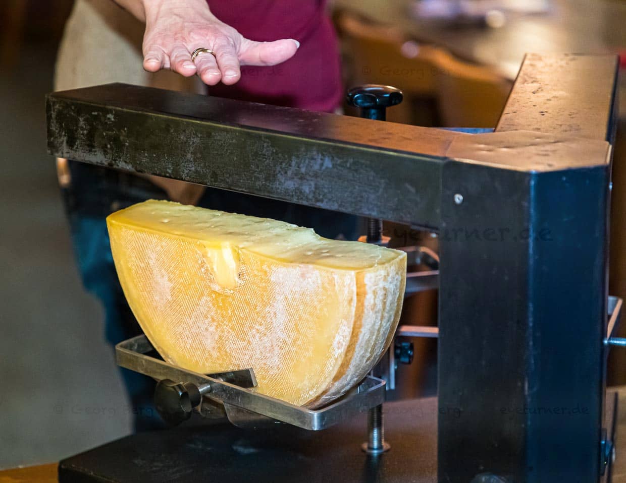 Heißes Ding! Der 3er Raclette-Ofen ist eine Art Käse-Karussell mit zwei Armen und drei Käsehalterungen. Der Käse rotiert und die Raclette-Gesellschaft bekommt stetig flüssigen Käse auf den Teller gestrichen / © Foto: Georg Berg