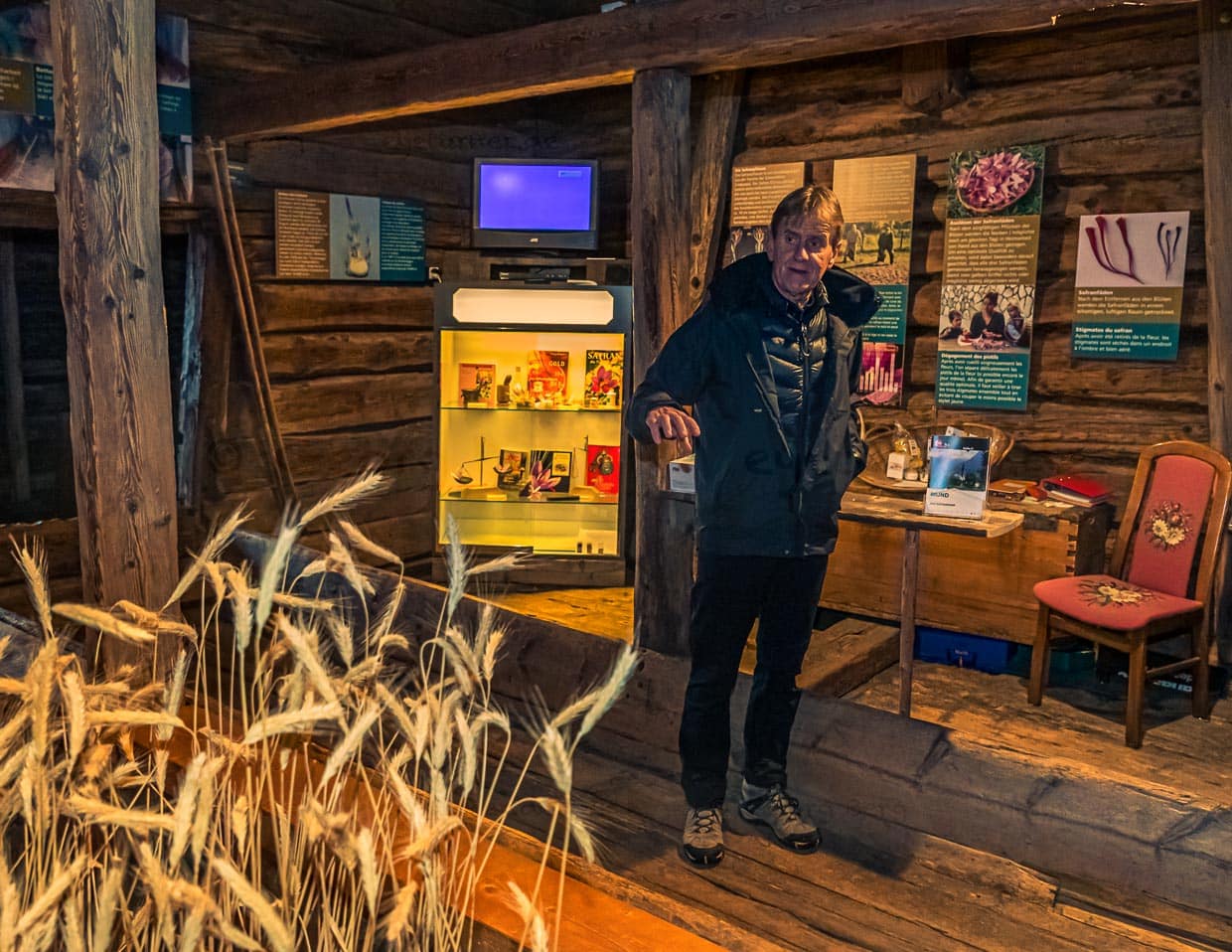 Zunftschreiber Remigius Pfaffen führt durch die Ausstellung im Safran-Museum / © Foto: Georg Berg