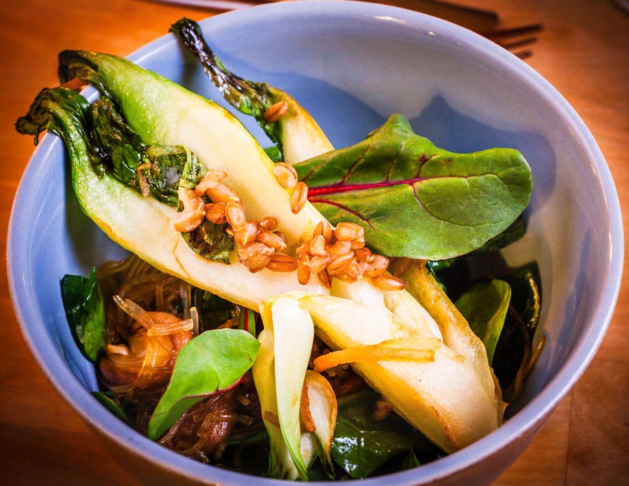 Auf der wechselnden Tageskarte finden sich stets auch asiatisch angehauchte Gerichte, wie Glasnudeln mit Sojasoße, Ingwer, Weizen, Feldsalat und Pak Choi / © Foto: Georg Berg