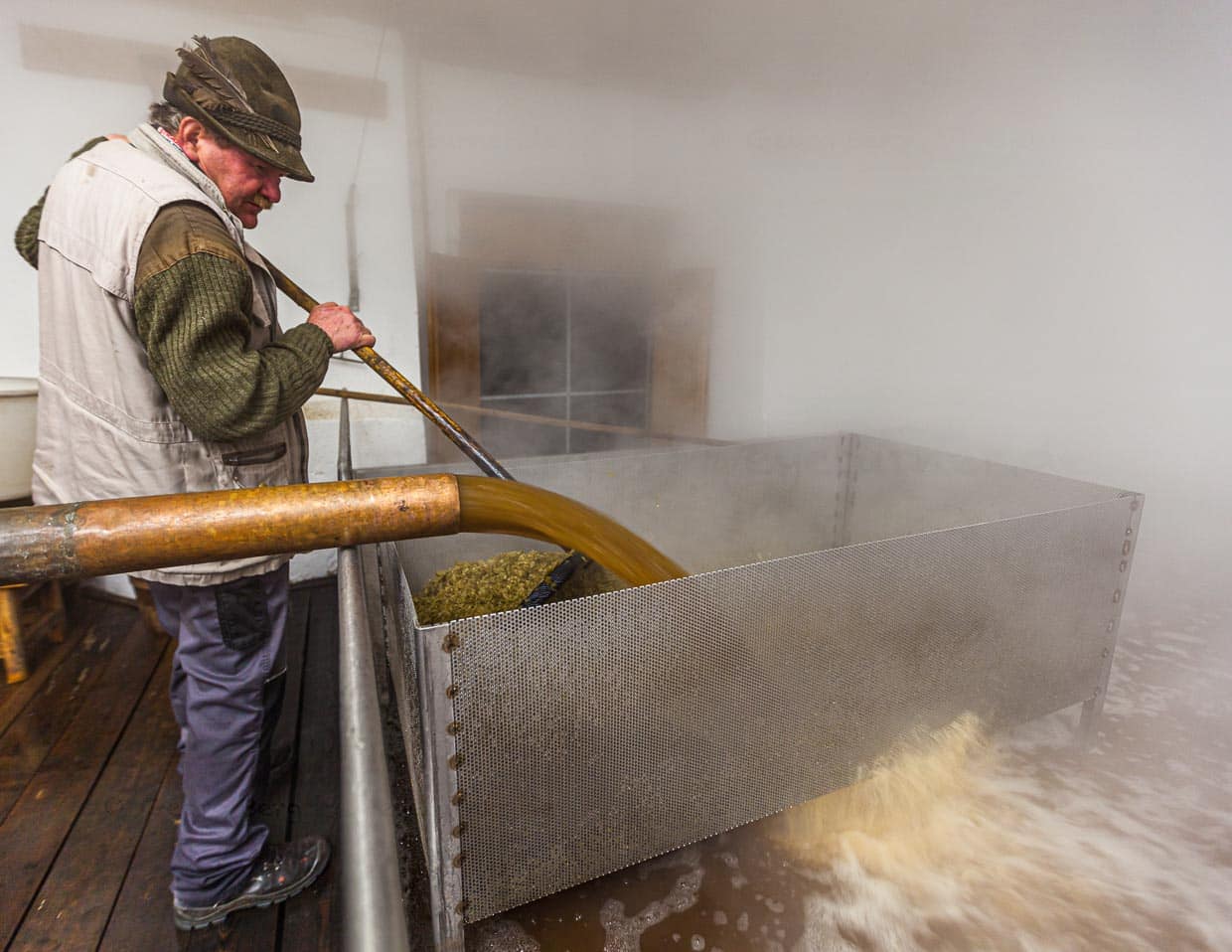 Beim Einlaufen der Stammwürze in das Kühlschiff wird der Hopfen abgetrennt
