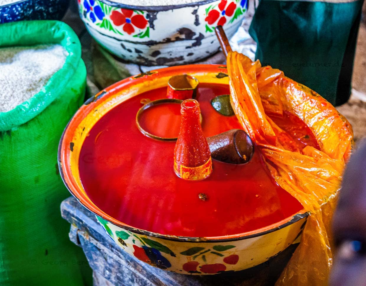 In Westafrika werden große Mengen Palmöl verbraucht. Hier wird es frisch und unbehandelt verwendet. Durch den hohen Gehalt an Beta-Carotin ist es rot gefärbt / © Foto: Georg Berg