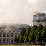 Kassel schickt Rauchzeichen vom Zwehrenturm. Künstler Daniel Knorr will mit diesem Rauch „Warme Signale“ nach Athen senden, dem zweiten Ausstellungsort der documenta 14 / © Foto: Georg Berg