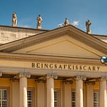 Für die documenta 14 in Kassel ausgetauschte Beschriftung des Fridericianum: "BeingSafeIsScary" / © Foto: Georg Berg