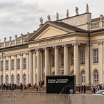Für die documenta 14 in Kassel ausgetauschte Beschriftung des Fridericianum: "BeingSafeIsScary" / © Foto: Georg Berg