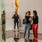 Der Spiegel, das Selfie und ich! Und die Kunst? So mancher Besucher sieht nur das eigene Ich im Kontext der Ausstellung im Friedericianum auf der documenta 14, Kassel / © Foto: Georg Berg