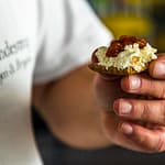 Käser Jørgen Hoff mit einer nordischen Kombination aus Roggenknäckebrot, Rauchkäse und Hagebuttenkonfiütre. Er nennt sie „Sonne über Gundestrup“ / © Foto: Georg Berg