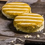 Nach 20 Sekunden im dichten Rauch aus Stroh sind die Käselaibe gestreift / © Foto: Georg Berg