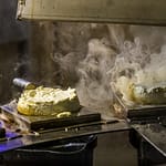 Jeder Frischkäse wird für 20 Sekunden auf einem Rost liegend durch den Rauch geführt. Danach hat der Rygeost ein dezentes Raucharoma / © Foto: Georg Berg