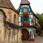 Straßenansicht von Kaysersberg mit Fachwerkhäusern / © Foto: Georg Berg