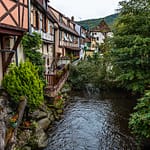 Straßenansicht von Kaysersberg mit Fachwerkhäusern / © Foto: Georg Berg