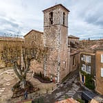 Blick auf die Rückseite der Kirche Saint-Pancrace, die von 1489 bis 1503 im Stil der provenzalischen Gotik mit einer Renaissance-Fassade in Aups, Frankreich, erbaut wurde / © Foto: Georg Berg