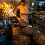 Chef Eric Rousselot bereitet das berühmte Cassoulet Imperial in der Hostellerie Etienne zu, die seit 1956 als Familienbetrieb geführt wird. Hitze und Zeit sind zwei wichtige Komponenten für den köstlichen Cassoulet aus Südrankreich / © Foto: Georg Berg