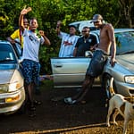 Für Jung und Alt ist das Defilee der Hasher eine willkommene Abwechslung; zumal man sich beim Bier immer gut versteht / © Foto: Georg Berg