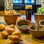 Gemüse, Gewürze und Rauchbier aus Bamberg. Auch das Rauchbier kann als Würze eingesetzt werden. Grundzutaten für den ersten Gang des Mittelalter-Menüs im Gasthof Schlenkerla „Ein spise von bonen und spec vigen“. / © Foto: Georg Berg