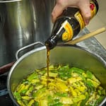Eine Melange von guten Zutaten. Der Bohnensuppe nach einem mittelalterlichen Rezept wird neben viel Safran auch Rauchbier zugefügt / © Foto: Georg Berg