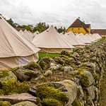 Festival in Glamping-Zelten auf Brahetrolleborg Castle Skov und Landbrug bei Faaborg-Midtfyn, Dänemark. Das Publikum wurde von drei großen dänischen Unternehmen eingeladen. Die Öffentlichkeit hatte keinen Zugang zu den drei geschlossenen Veranstaltungen im September 2021. / © Foto: Georg Berg