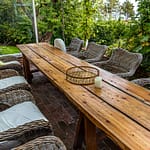 Frühstück und andere Mahlzeiten können an der langen Tafel auf der Terrasse von Villa Skovly eingenommen werden. Cecilia Blixen-Finecke kümmert sich zusammen mit ihrem Vater um die Zelte im Garten und um das Gästehaus. / © Foto: Georg Berg